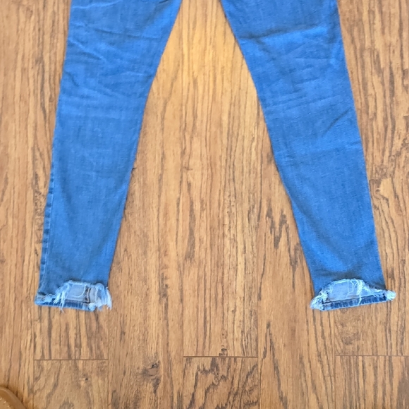 Lucky Brand Distressed Skinny Jeans - Women's Size 6/28 - Picture 5 of 10